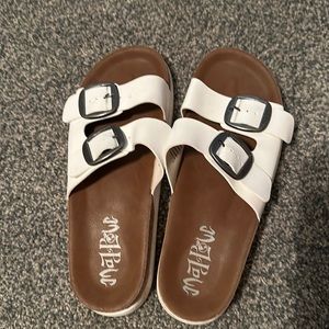 White buckle slides 🤍
